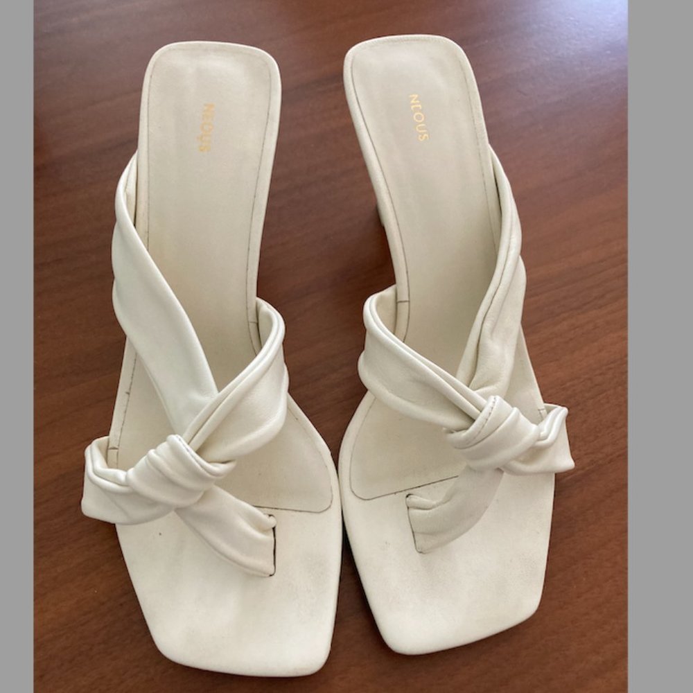 NEOUS leather white sandal/ kitten heel